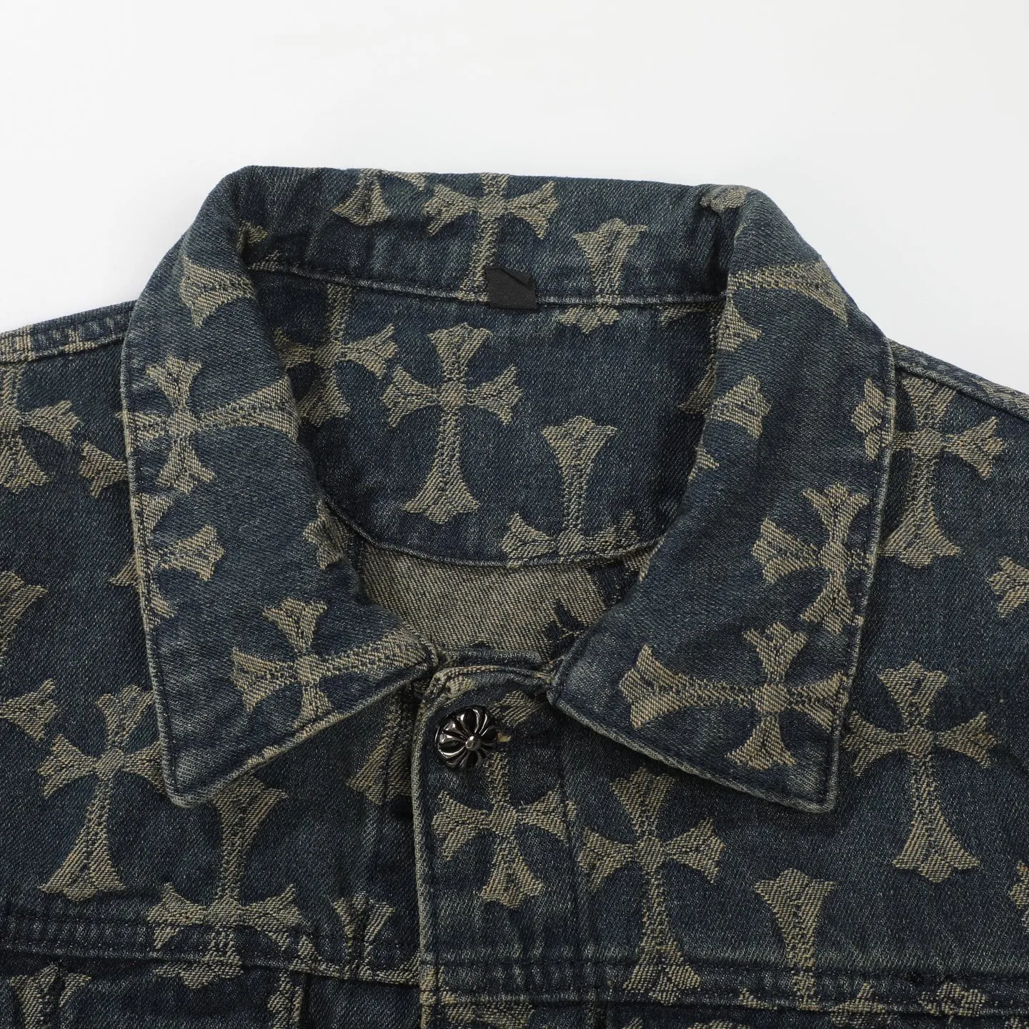 P260 Chrome Hearts heavy denim jacket with double-sided LOGO jacquard concealed print, the same model as the Internet celebrity star. The cross-printed denim jacket has a unique cross design element and full printing, which is full of design. It is made of 100% denim cotton fabric with heavy coarse yarn count, which ensures a stiff and tough silhouette while being soft, comfortable and breathable. The lapel is designed with silver buttons and is full of texture. The classic white cross logo is all over the dress, making it a perfect versatile style for spring and summer! Customized jacquard fabric, you can wear it in various styles. This gender-neutral shirt is a must-have for nightclubs. It can be worn as a jacket for both men and women. It can be easily worn by both men and women! The original loose version is made of high-quality pure cotton fabrics. The fabric pattern is high-definition and delicate without burrs. It is comfortable and breathable to wear. All the buttons are molded and customized. It is casual and fashionable and can be matched with any bottoms. It can be windproof and sunproof in spring and summer. It can be worn outside in autumn and winter! Easily concave shape makes you look slimmer and taller, perfect for both men and women!  Size: S–XL Color: blue